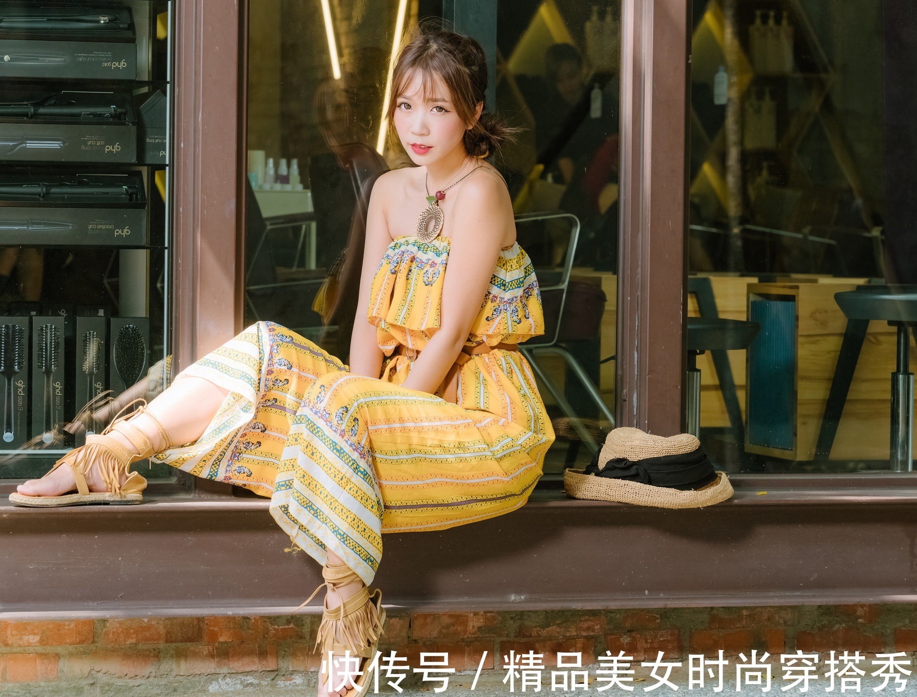 民族风|一字肩连体裤，搭配一双民族风十足的凉鞋，优雅浪漫
