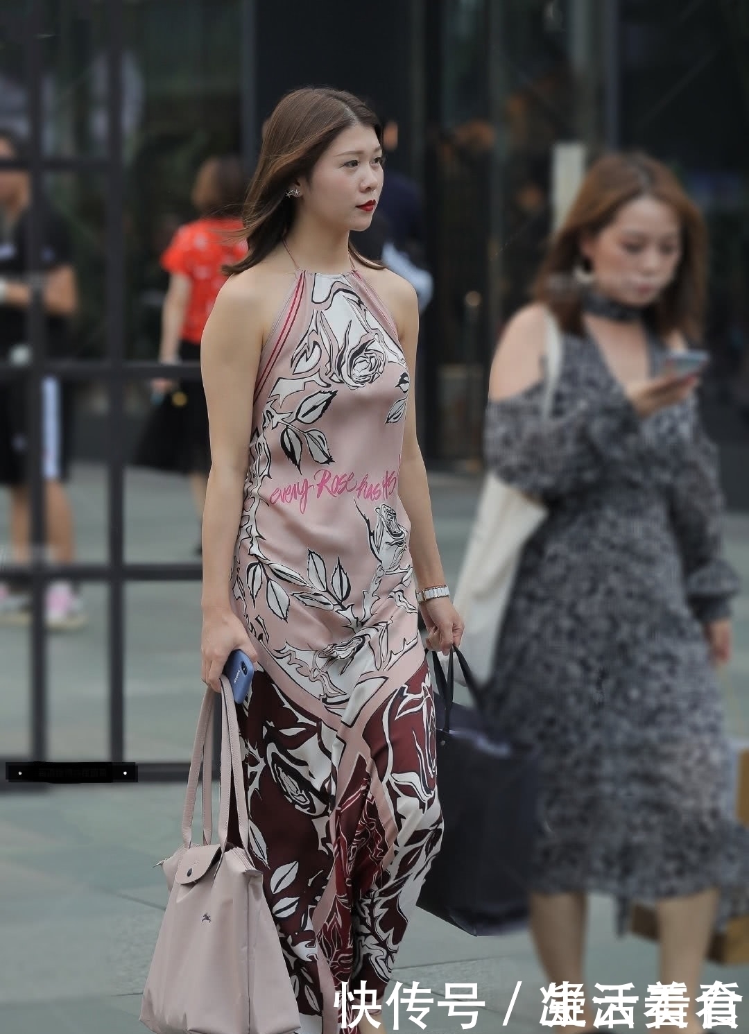 路人街拍慵懒优雅的“睡衣风”，后背亮点太美啦