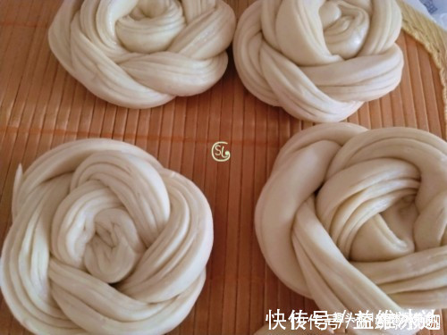 发面不要只放酵母了，多加一料，做出的花卷，蓬松暄软，层次多