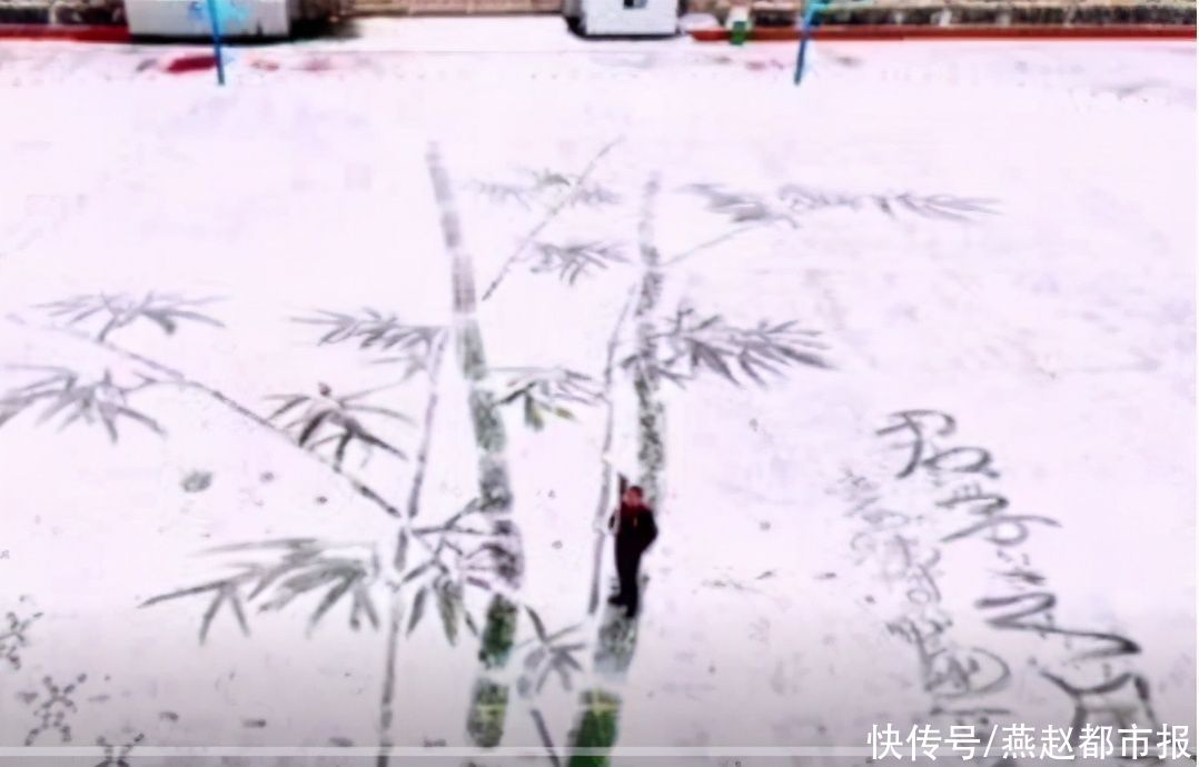  巨幅|特别的美术课！美术老师雪地操场扫出巨幅雪竹图