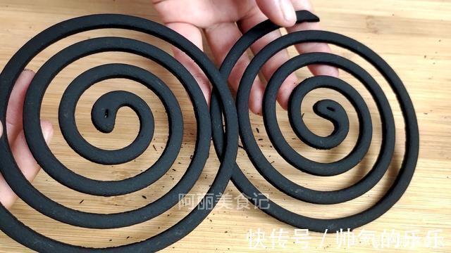 一卷纸巾就能把蚊香完整地分离,一秒一个,真是太神奇了