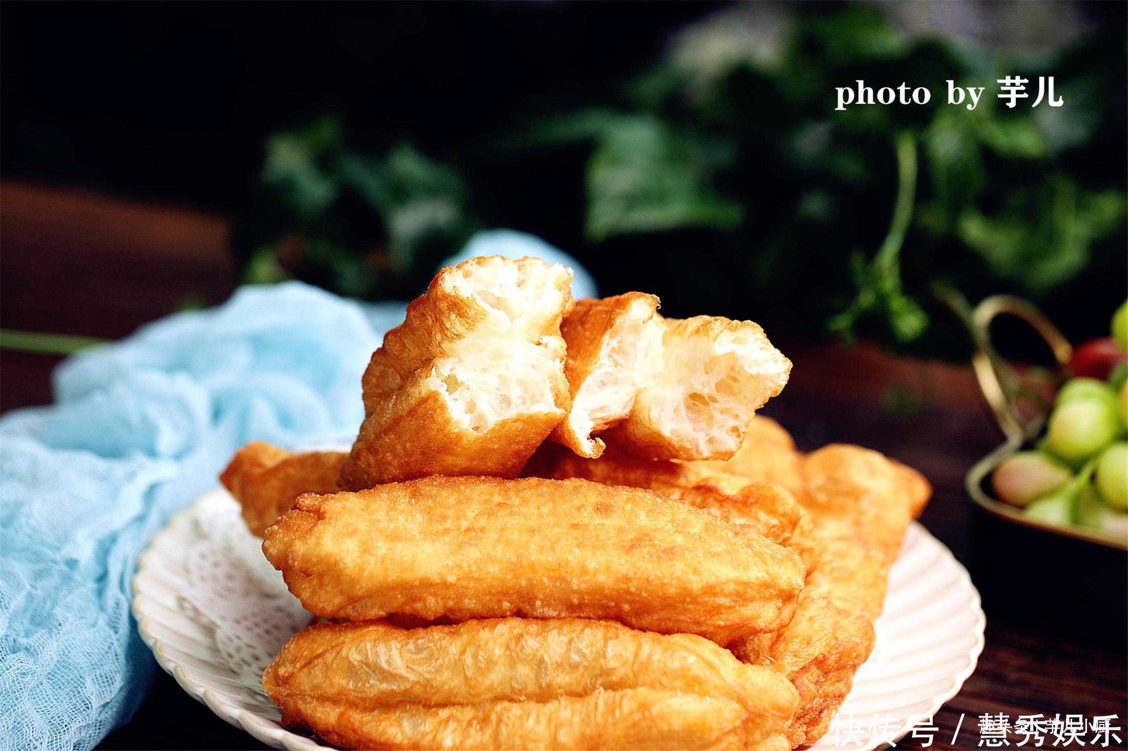  油条怎么炸，才又大又蓬松？最好配方和秘诀在此，酥香蓬松吃不够