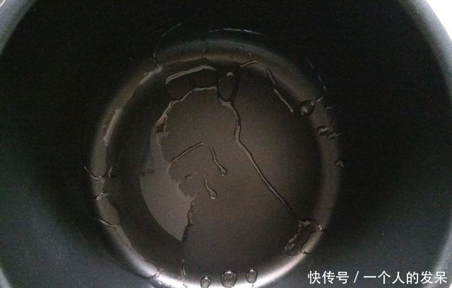 电饭煲蛋糕 起的非常高,材料只需4样 可香了松软好吃