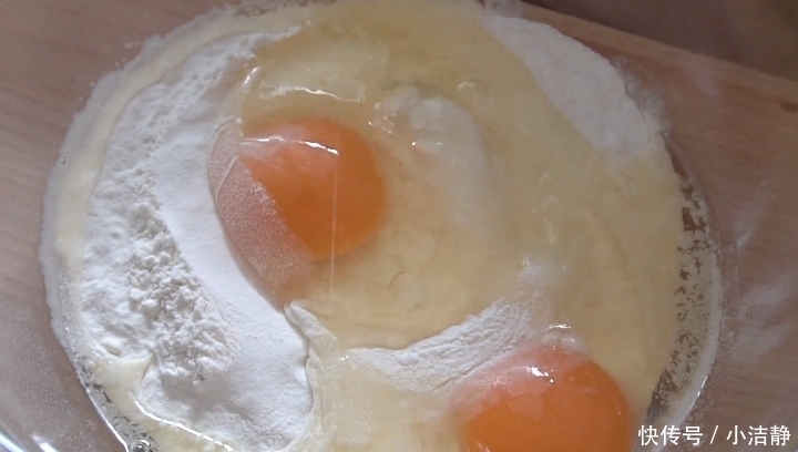 沙琪玛|1碗面粉2个鸡蛋,2分钟教你做沙琪玛,香甜松软,比买的还好吃
