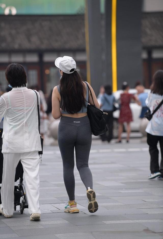 时尚 穿出时尚气质的打底裤装扮,展现优美韵律与时尚品味,飘逸潇洒