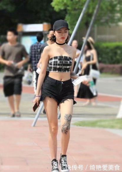 小姐姐|路人街拍：身材圆润的小姐姐，唯美的穿搭很动人，傲人身材不一般