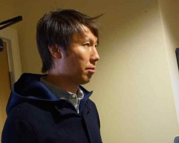 12强赛|李铁微笑回应质疑却翻车!社媒遭网友攻陷,被骂了24个小时:下课
