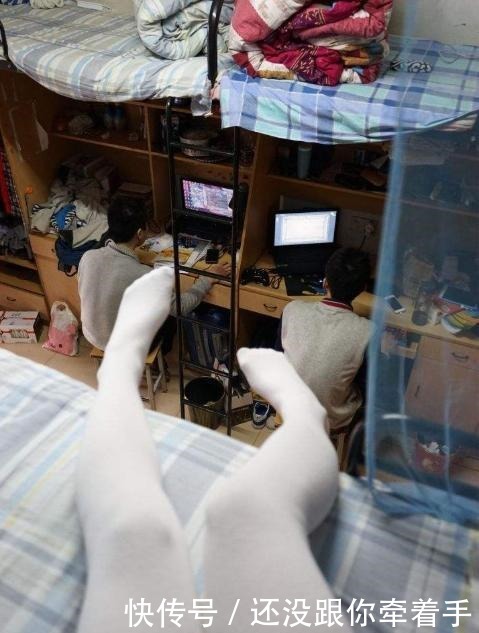 cospl男生宿舍频现女装大佬,室友难掩情绪,尴尬中透露着兴奋