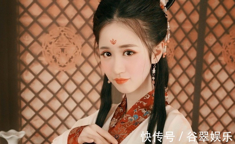 对联招亲$才女出上联“一杆银枪挡雄兵百万”,书生智对下联,羞红才女