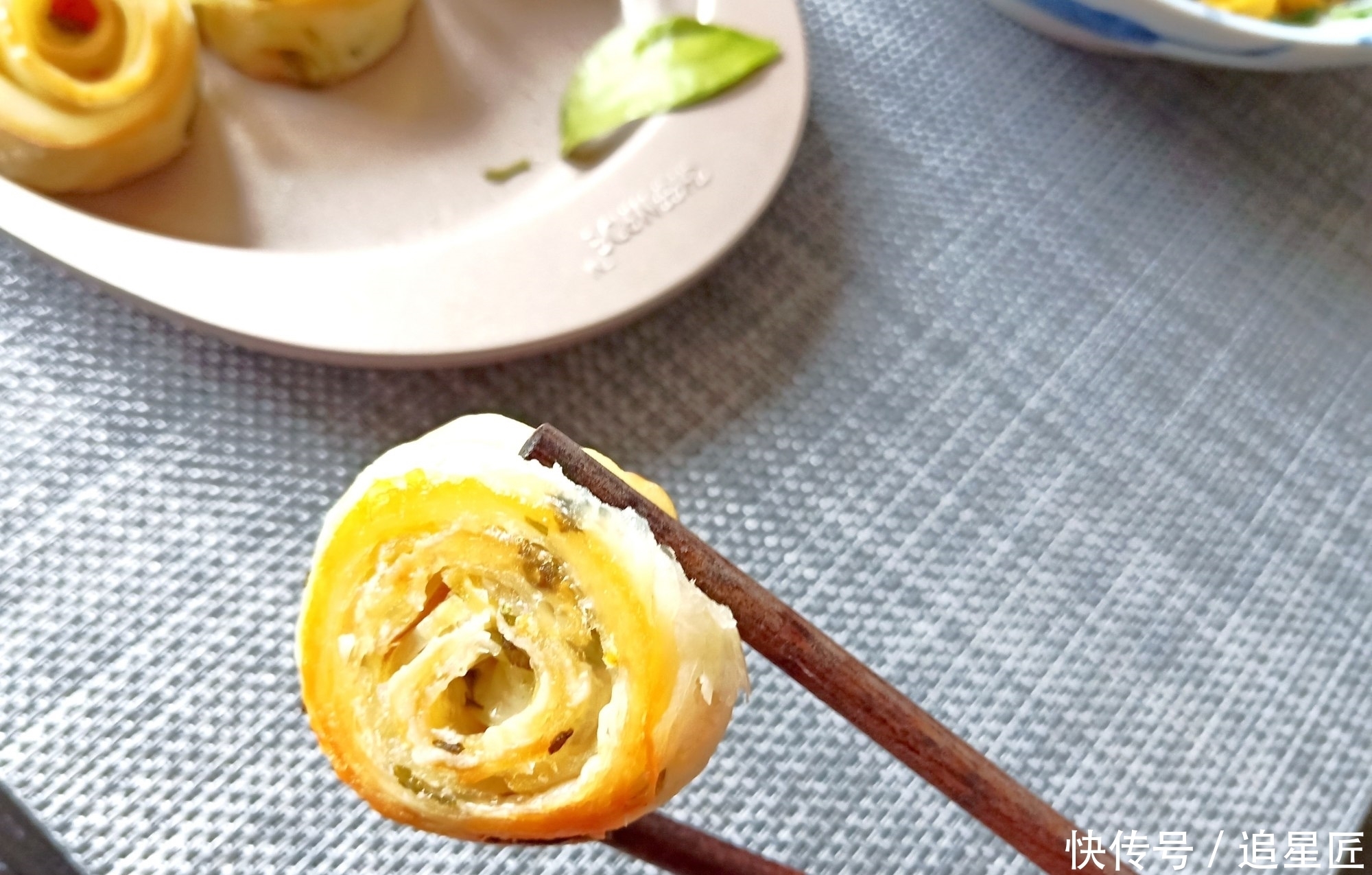 老两口的浪漫早餐,吃得舒服又省事儿,网友:有仪式感的生活