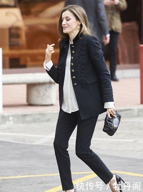 西班牙王后“带货”能力真强!穿蛇皮纹长裙出席活动,又一次售罄