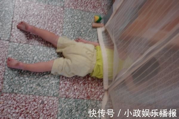 医生|宝宝意外滚下床,家长一个动作让孩子没了呼吸,很多家长都这么做