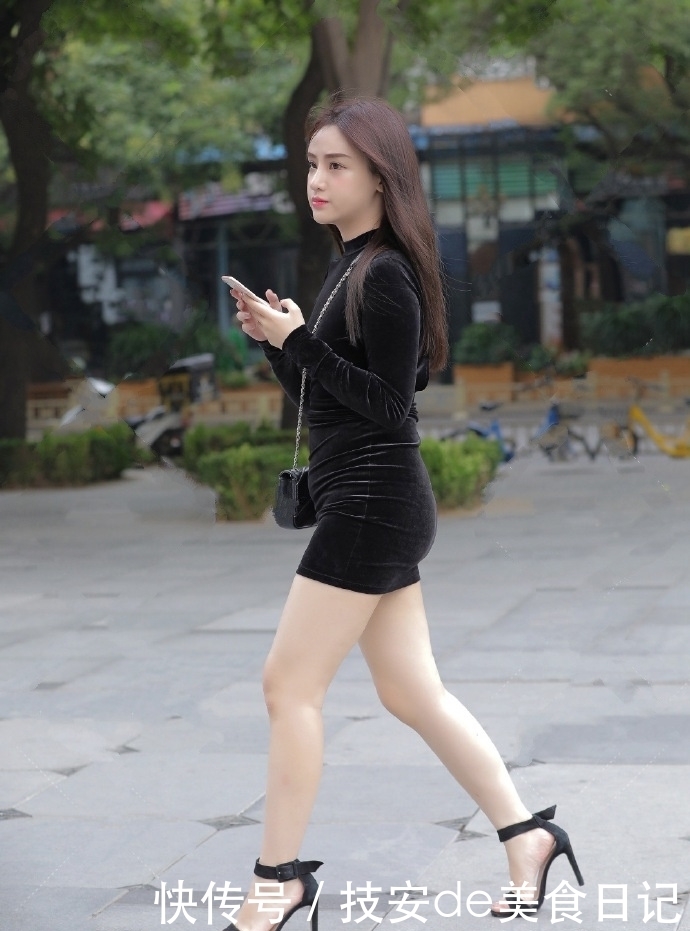 黑色|街拍丨美女身穿的这身黑色丝绒套装看着高级感十足