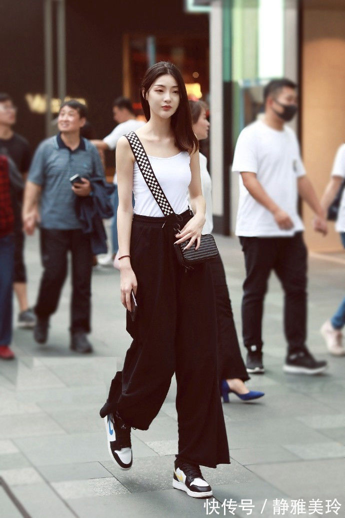 前卫感|街拍:乌黑长发的小姐姐,一身短小精悍的穿搭前卫感十足