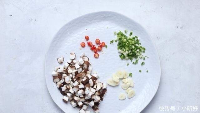 这菜味道鲜香口感滑嫩,全家都喜欢,每次吃得连汁都不剩