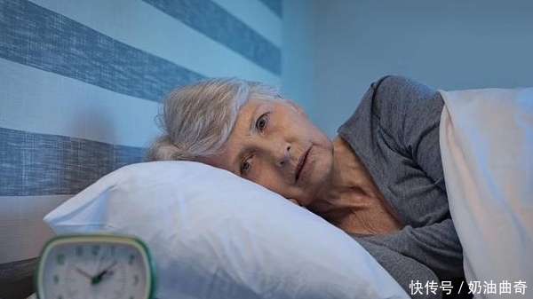 肝脏|肝火太旺,身体有4种症状,1种水是“灭火器”,要多喝