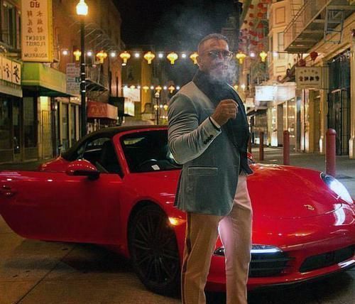 健美运动员|男子健身练出健美真空腹, 身材魁梧, 退役后却当上了服装设计师!