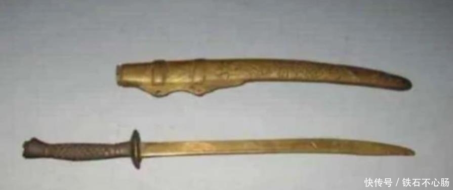 老人500万出售家传宝刀,专家却让他上交,老人你有什么资格