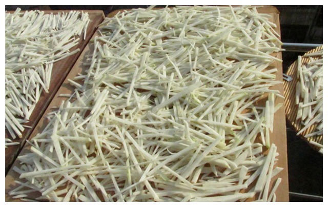 其貌不扬的芥菜疙瘩,只需撒上盐和五香粉,其它的就交给时间了!