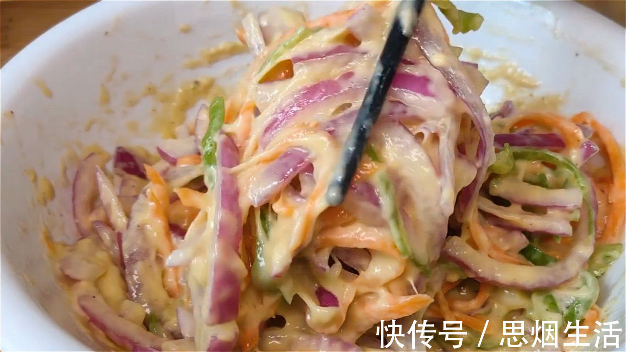 天冷了，洋葱的这个做法火了，加两个鸡蛋，简单一做，比肉还香