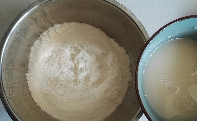 发面时，别只会加酵母！再加这2样，半小时发满盆，馒头暄软蓬松