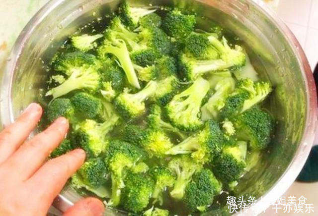 清炒西兰花有秘诀,不要直接焯水了,多加这一步,营养又美味