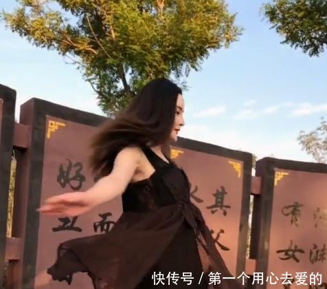 美女身穿黑色连衣裙和黑色高跟鞋,宛如黑天鹅!