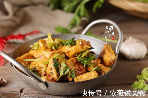 豆腐如此做，外香内嫩，汤汁浓郁，孩子很爱吃，连吃两天还不腻