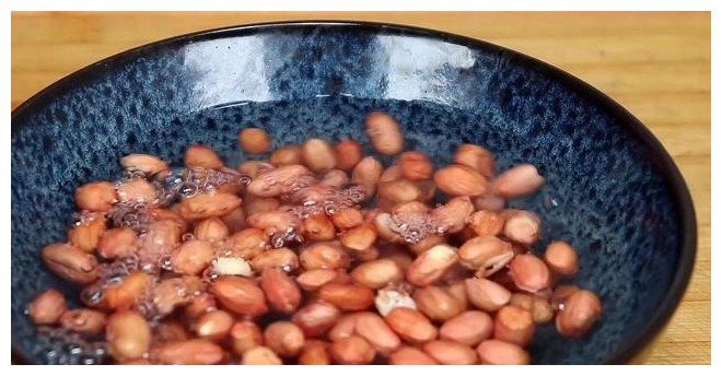 现在才知道,原来炒花生米不能先放油,多做这1步,又酥又脆