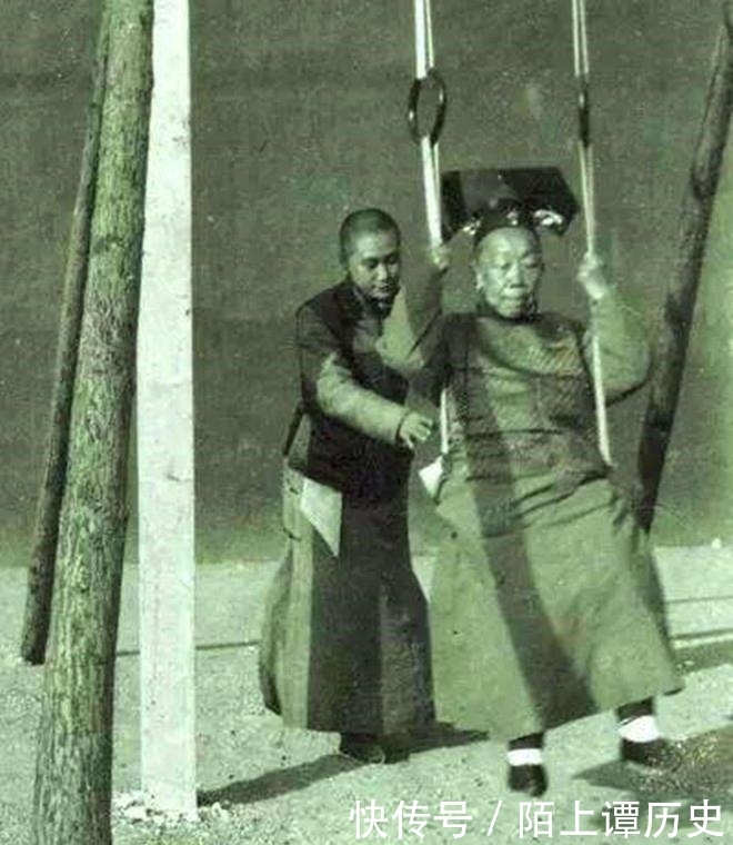 溥仪|历史上过目难忘的瞬间:抱狗的婉容,听收音机的溥仪,演“老生”的孟小冬