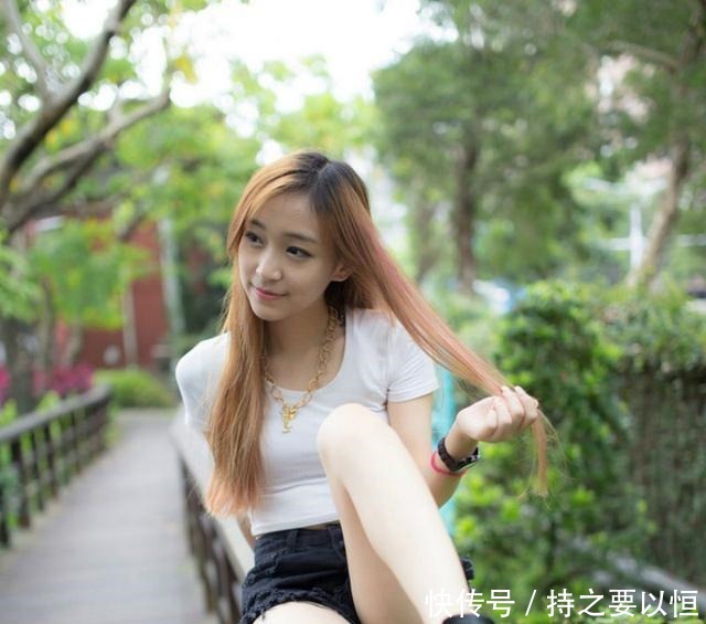 美女|小美女露脐装搭配牛仔短裤 美丽中带着一丝青涩！