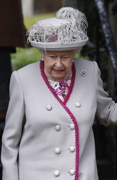 梅根 圣诞凯特再穿红衣实力碾压梅根蓝装,查尔斯形单影只却不见卡米拉