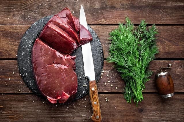 肉类|不适合给孩子吃的四种肉，家长最好别买，于健康无益还浪费钱