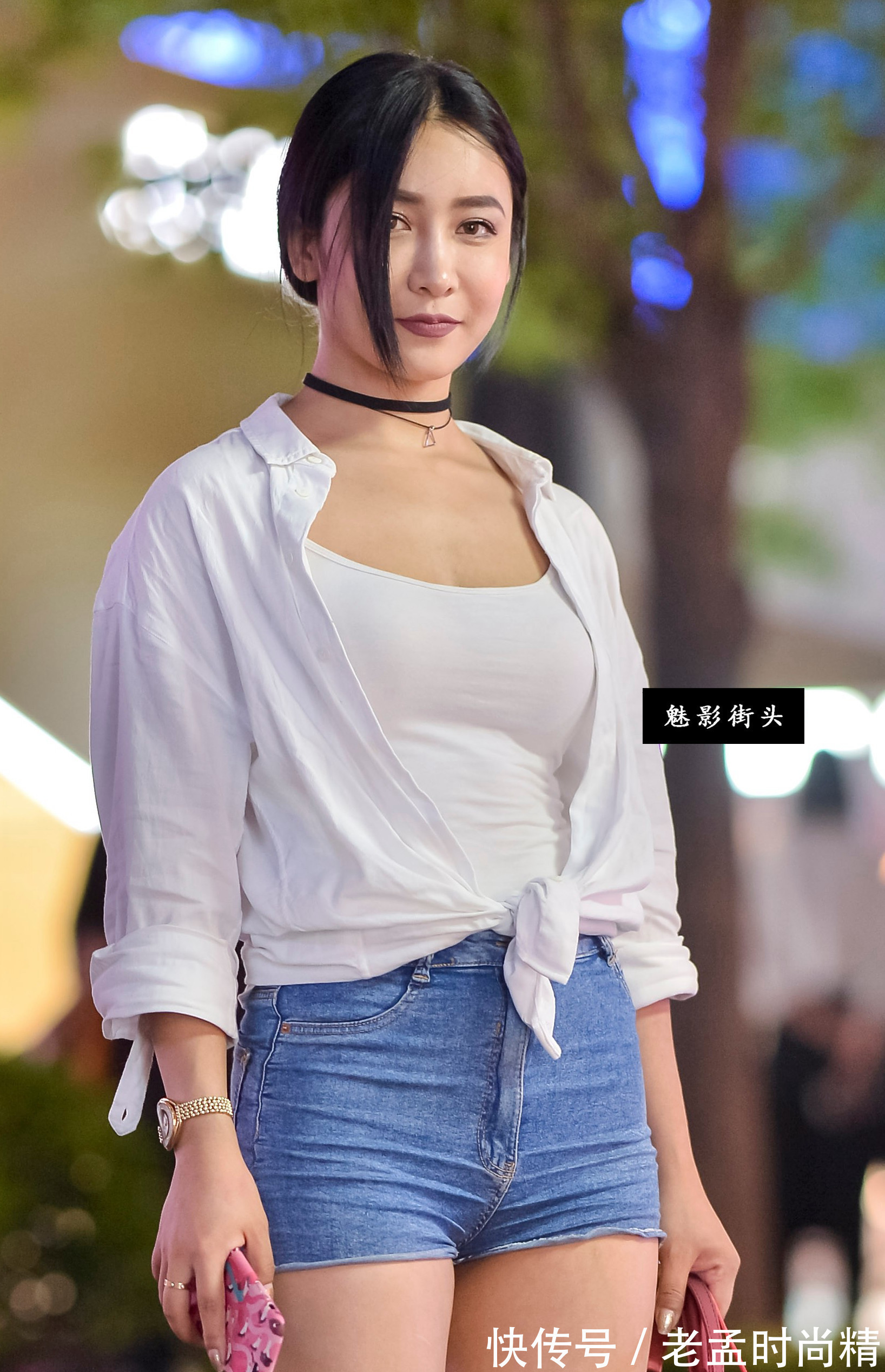 绑腿 穿绑腿高跟凉鞋的美女身材高挑,这样的大长腿难得一见