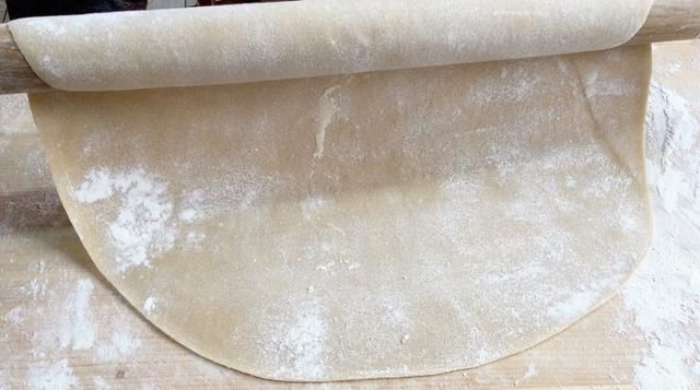 面粉中打入4个鸡蛋,不蒸不烙不煮,出锅孩子抢着吃,给肉也不换