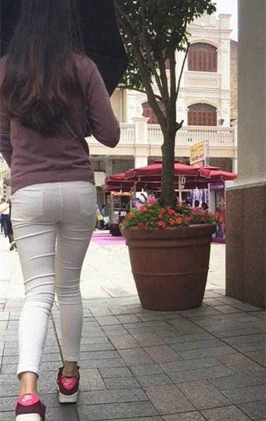 美眉|路人街拍, 偶遇穿着运动鞋搭配紧身牛仔裤的苗条美眉, 走路姿势妩媚动人!