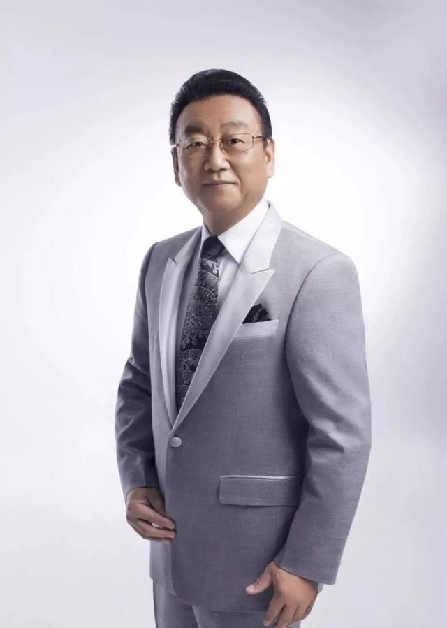 歌唱家蒋大为在国外坐吃山空,回国捞金一首歌18万,女儿已入外籍