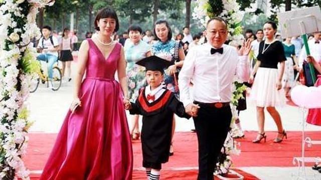 红毯|幼儿园毕业典礼成“炫富专场”家长们盛装走红毯,引网友调侃