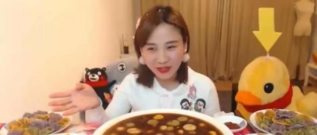 大胃王密子君直播吃80个饺子,80个汤圆,两个小时后碗见底,厉害