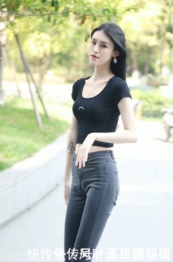 高冷的小姐姐，身穿T恤＋牛仔裤，满屏长腿看呆旁边的男生