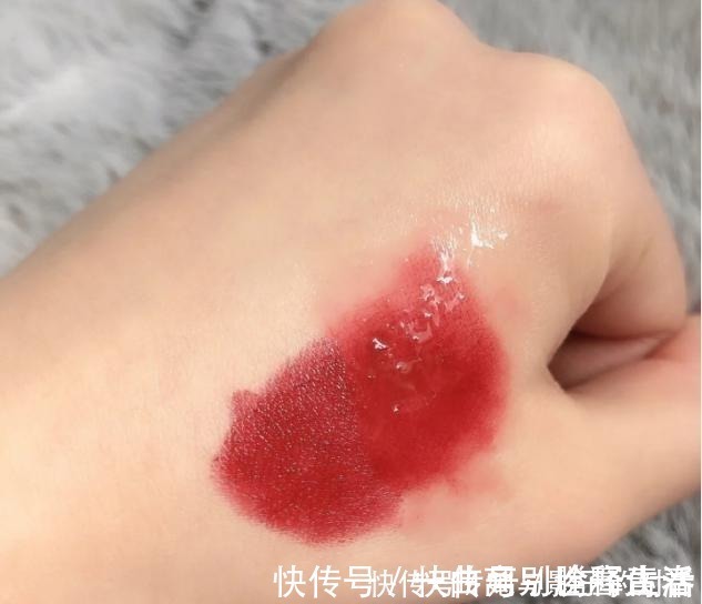 小技巧 氛围感美女唇妆是重点,口红谁都涂,配合小技巧颜值翻倍!