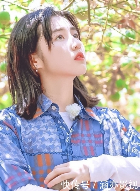 张子枫排斥张艺兴?拍兄妹照与彭昱畅很亲密,却当艺兴是背景墙