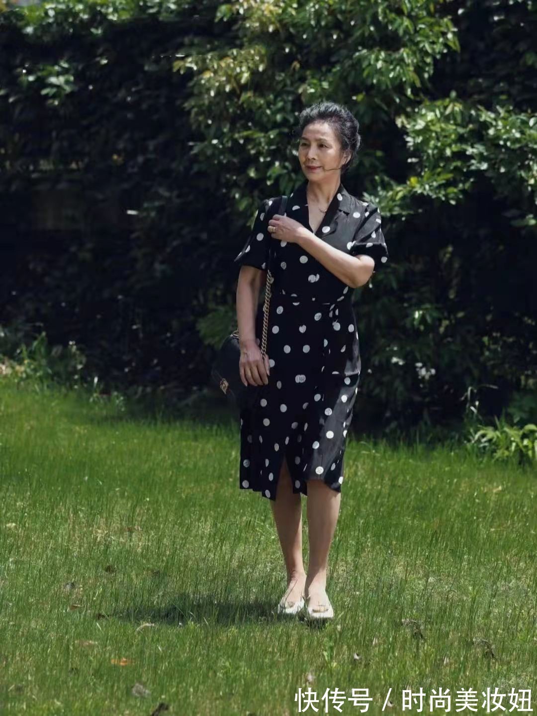 超短裙|六十岁的女人,别再穿大妈裙,教你4个选款技巧,合身又时髦