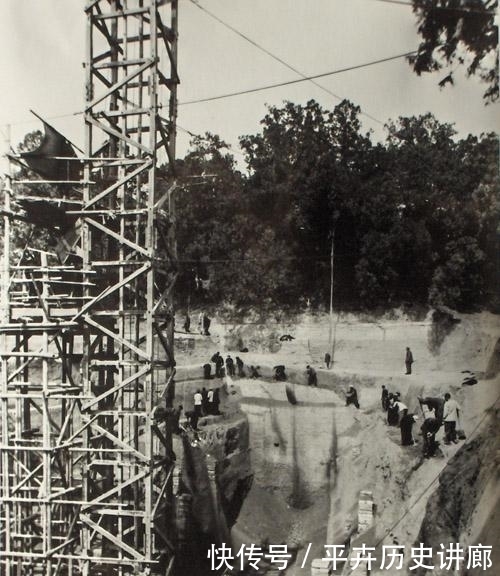 万历|老照片再现定陵发掘:图6提取皇冠,图9万历皇帝的遗骸姿势很怪异