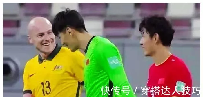 中国男足谢场向球迷致意,责骂男足无耻,踢得不好,薪水很高