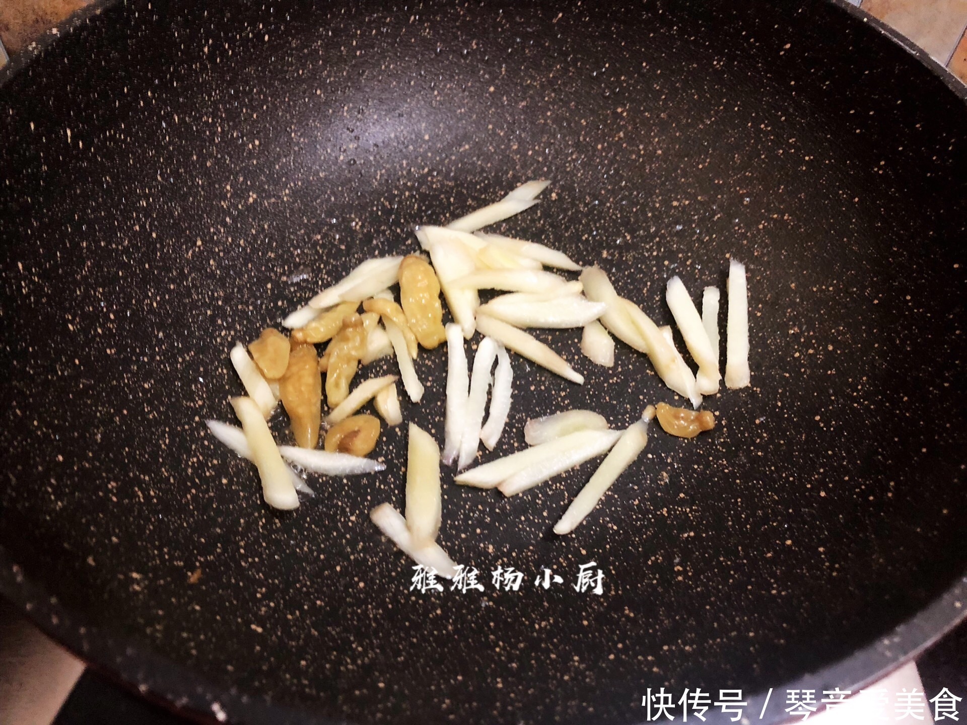  把鸭皮|鸭肉和此是绝配，简单爆炒，香嫩开胃，润而不燥，下酒又下饭