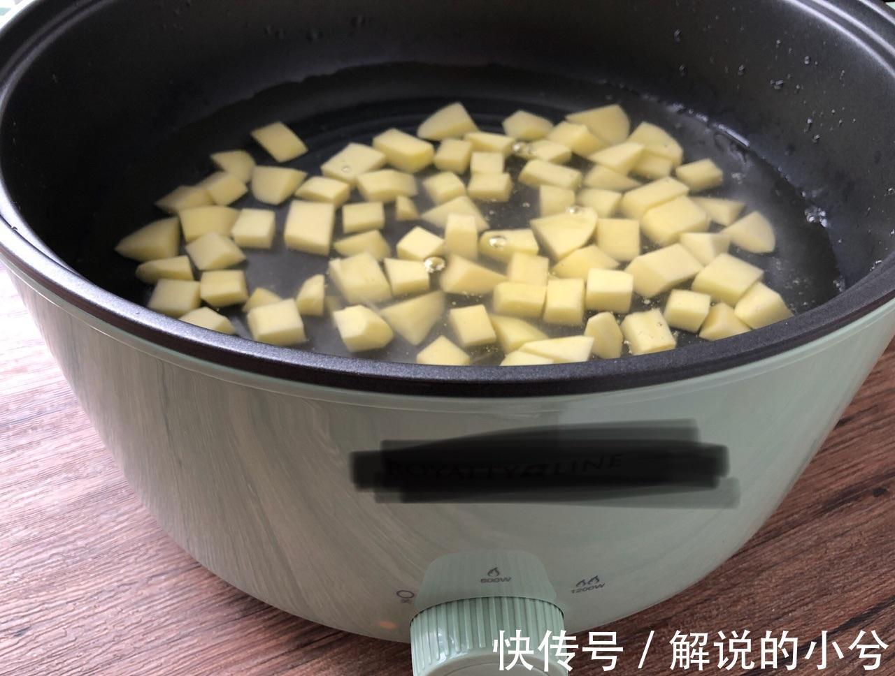 土豆和火腿搭配，加入一把孜然，随手一炒就是一道下饭菜