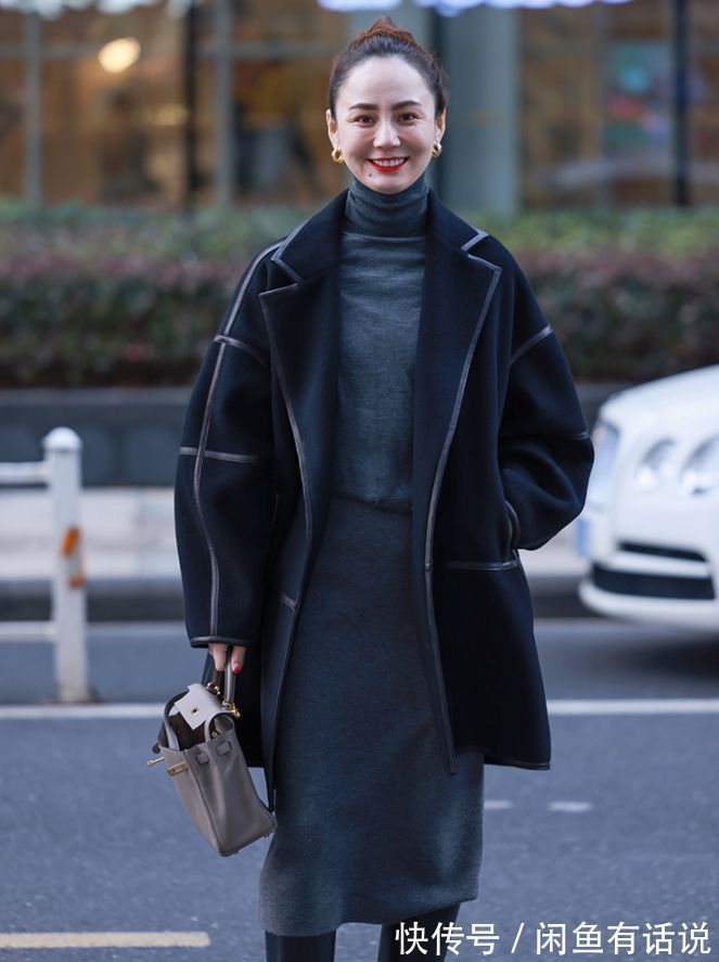 沉闷 又被“黑大衣”惊艳了,45岁博主的这3套配色,贵妇少女随心切换
