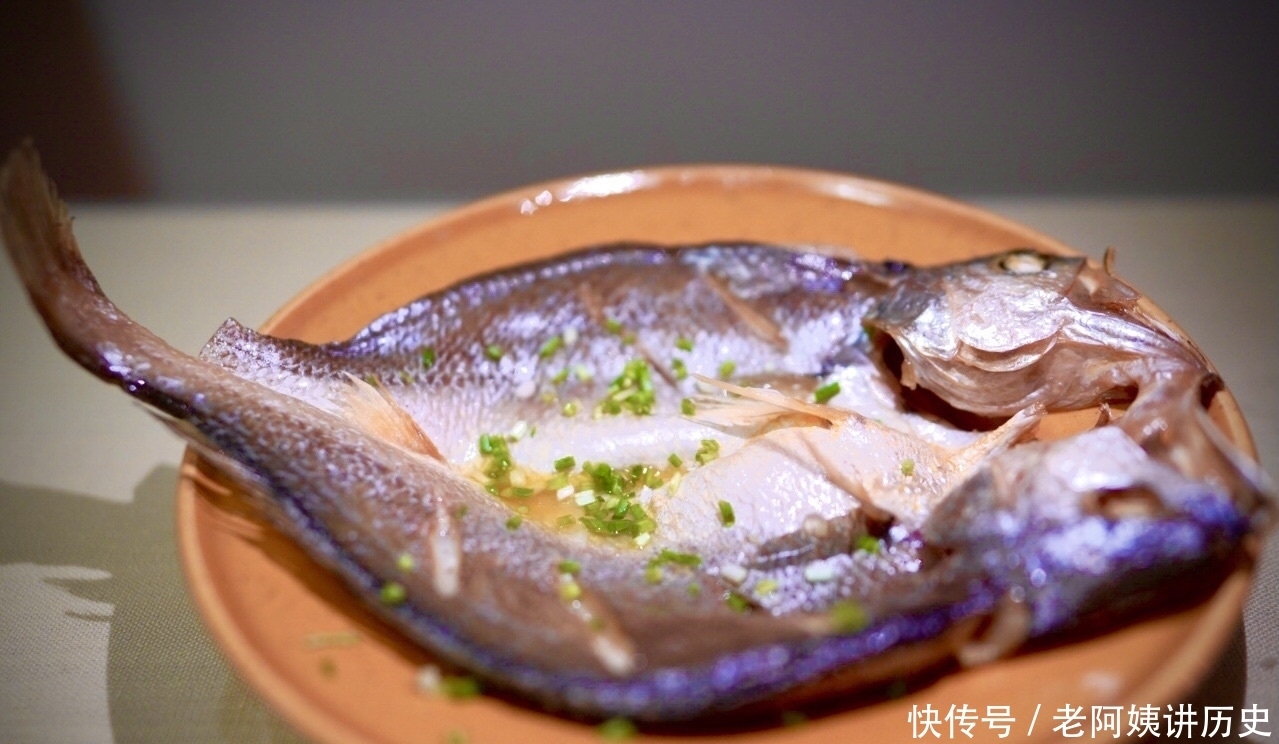 晒姐姐一家3口的年夜饭，吃得心满意足的样子，我感到无比的幸福