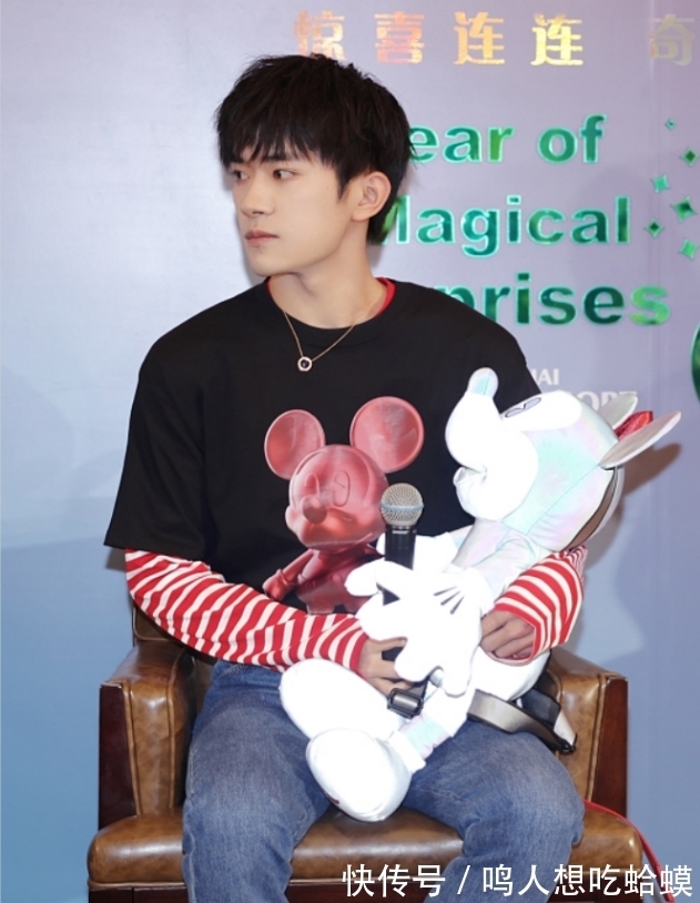 穿搭|感觉易烊千玺还没怎么长大,叠穿T恤像漫画少年,看着好可爱